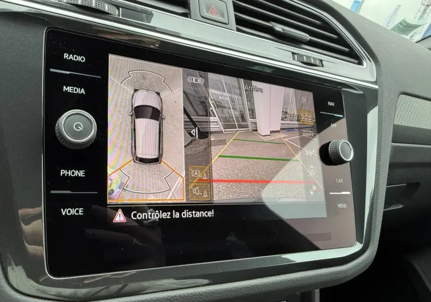 Écran tactile du Volkswagen Tiguan 2023 affichant la vue 360° Area View et caméra de recul intérieure.