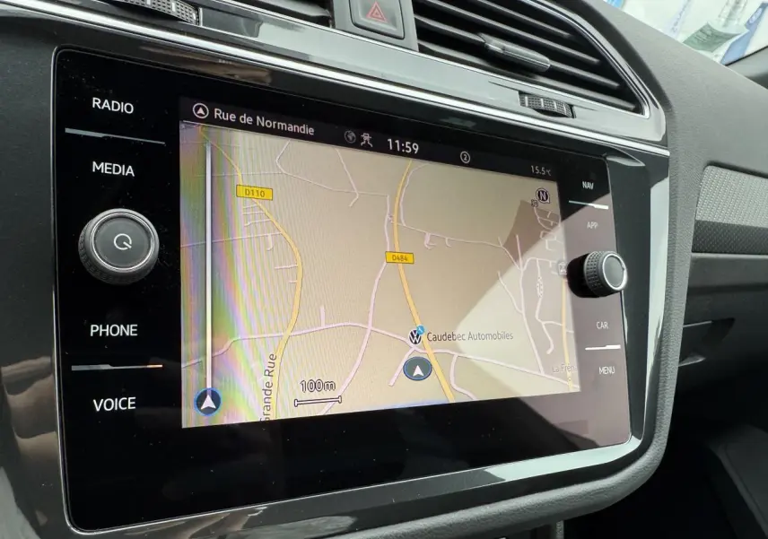 Écran tactile 8 pouces du système de navigation du Volkswagen Tiguan gris dauphin, vue rapprochée du tableau de bord.