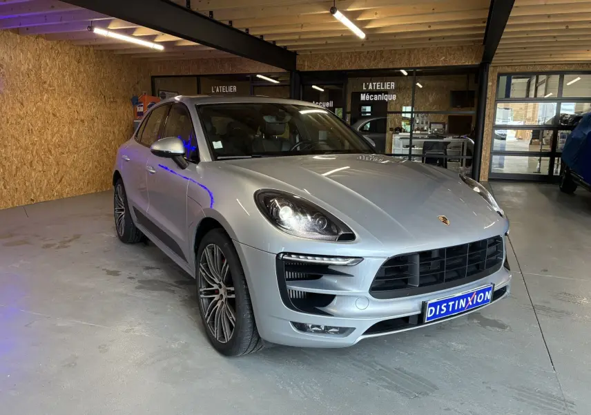 Porsche Macan 3.0 360 GTS gris clair vue 3/4 avant en intérieur avec jantes RS Spyder 20 pouces et calandre noire.