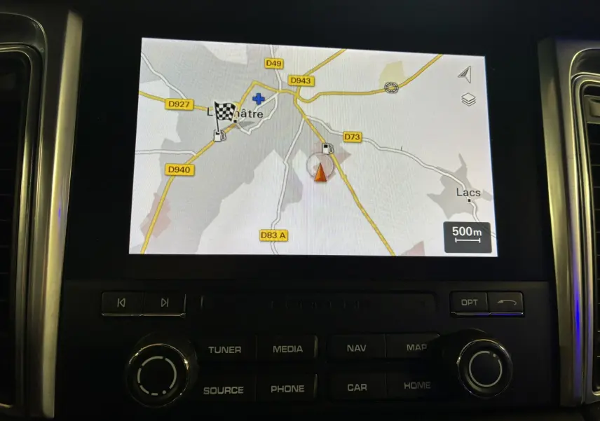 Écran de navigation GPS intégré au tableau de bord noir du Porsche Macan 3.0 360 GTS de 2017.