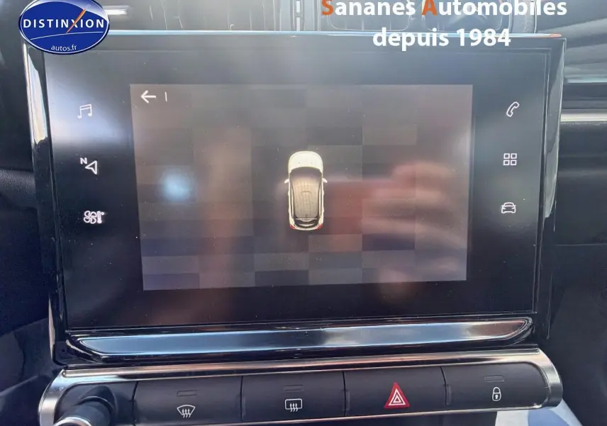 Écran tactile central de la Citroën C3 blanche de 2018 affichant la vue aérienne du véhicule en stationnement.