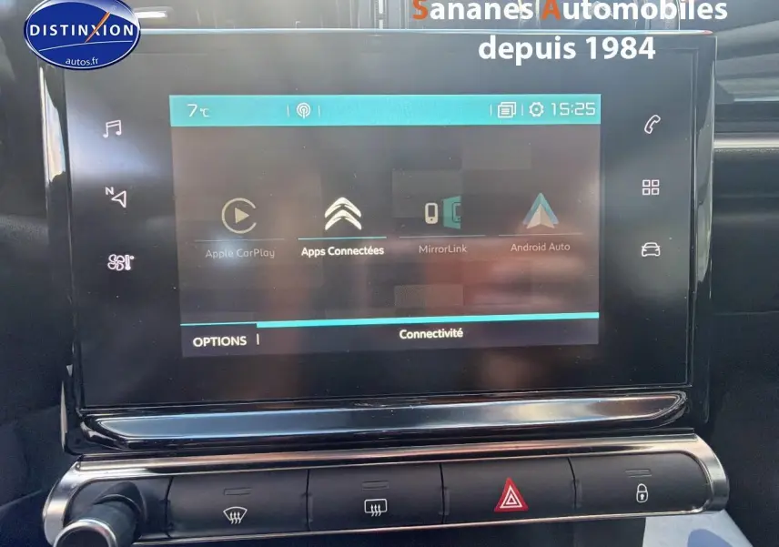 Écran tactile central de la Citroën C3 2018 blanc, affichant les options de connectivité Apple CarPlay et Android Auto.