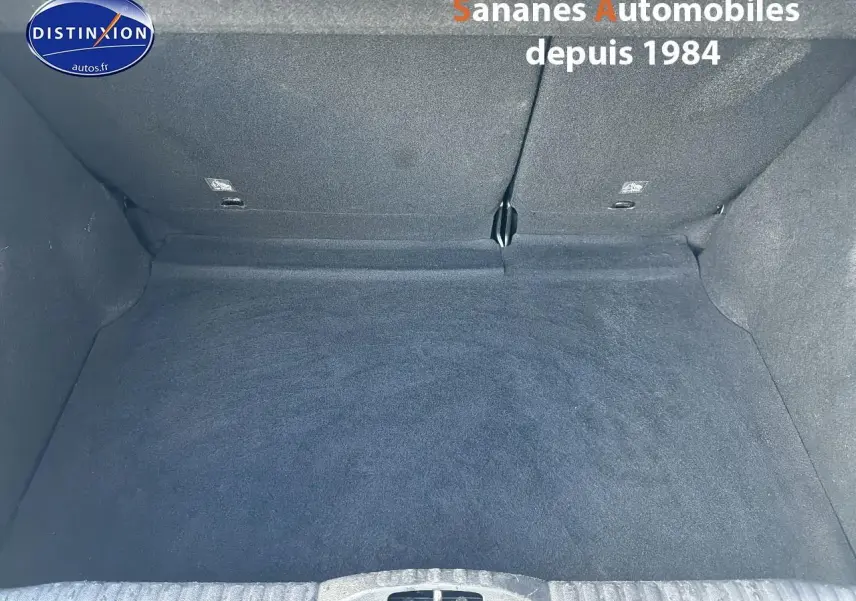 Coffre spacieux vu de face, revêtement intérieur gris foncé, sans objet ni accessoire visible.