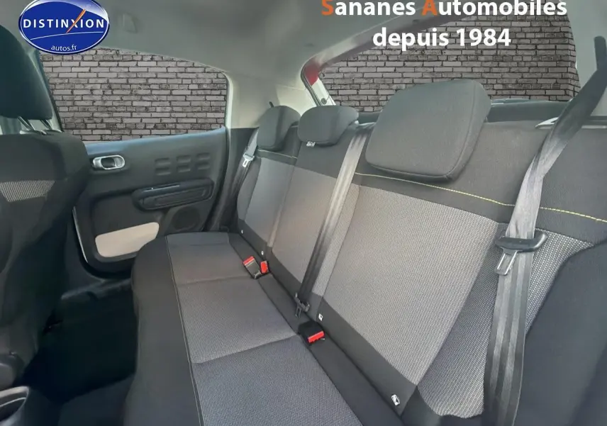 Vue intérieure côté droit des sièges arrière en tissu gris de la Citroën C3 2018.