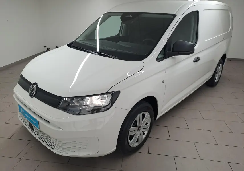 Vue 3/4 avant droite du Volkswagen Caddy Cargo Maxi blanc Candy 2026 avec calandre noire et jantes acier.