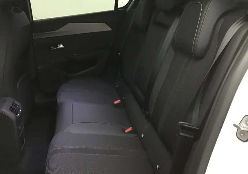 Vue intérieure côté droit des sièges arrière noirs en Alcantara de la Peugeot 308 GT 2025 blanc Okenite.