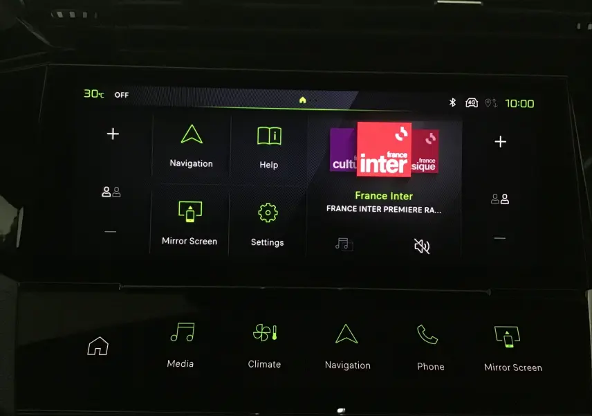 Écran tactile central de la Peugeot 308 2025 affichant l'interface multimédia avec navigation et radio France Inter.