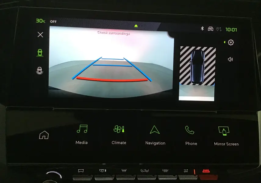 Écran central de la Peugeot 308 2025 montrant la caméra de recul avec lignes de guidage colorées et vue aérienne du véhicule.