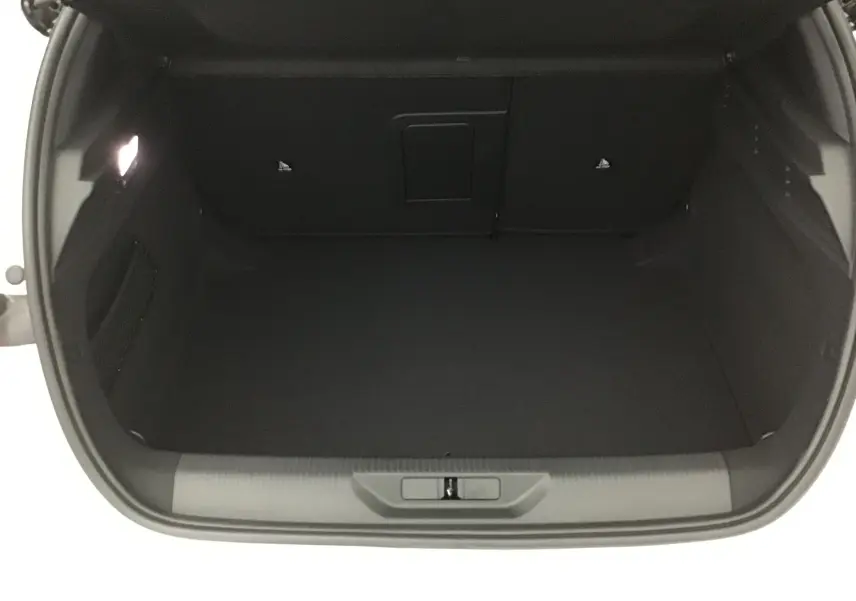 Coffre ouvert de la Peugeot 308 GT+Pack Alcantara blanc Okenite, vue intérieure spacieuse et bien éclairée.