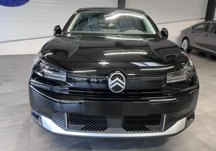 Vue avant d'une Citroën C4 noire métallisée avec calandre noire et éléments argentés au pare-chocs.