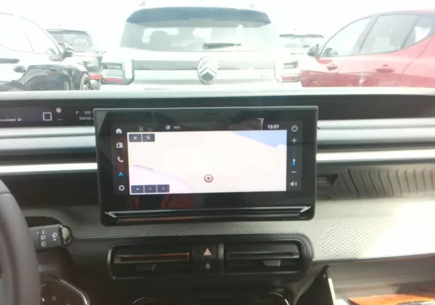 Vue intérieure du tableau de bord de la Citroën C3 Turbo 100 Max 2025 avec écran GPS 10 pouces et design gris Mercury.