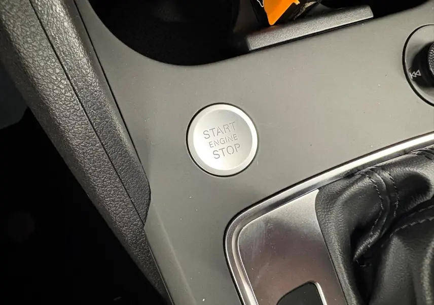 Gros plan sur le bouton start/stop et la console centrale en gris mat de l'Audi Q2 35 TFSI S Line 2026.