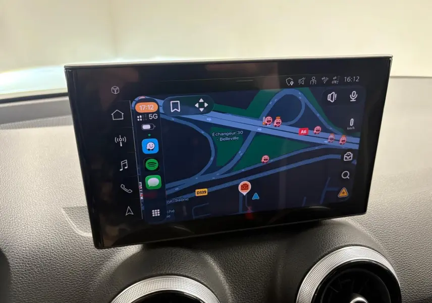 Écran central tactile affichant la navigation GPS dans l’habitacle d’un Audi Q2, tableau de bord noir texturé.