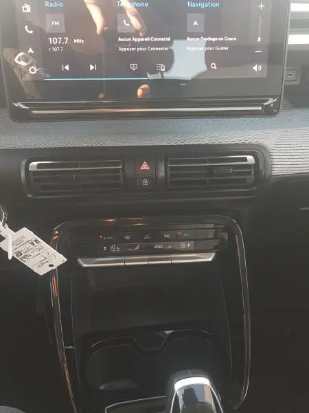Intérieur de la Citroën C3 2024 montrant la console centrale avec écran tactile, climatisation automatique et levier de vitesses manuel.