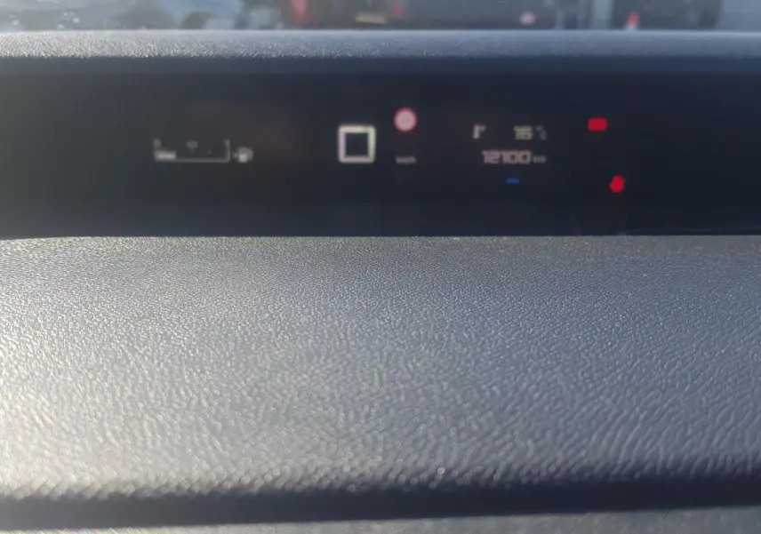 Tableau de bord numérique de Citroën C3 2024, affichage tête haute avec compteur et température visible.