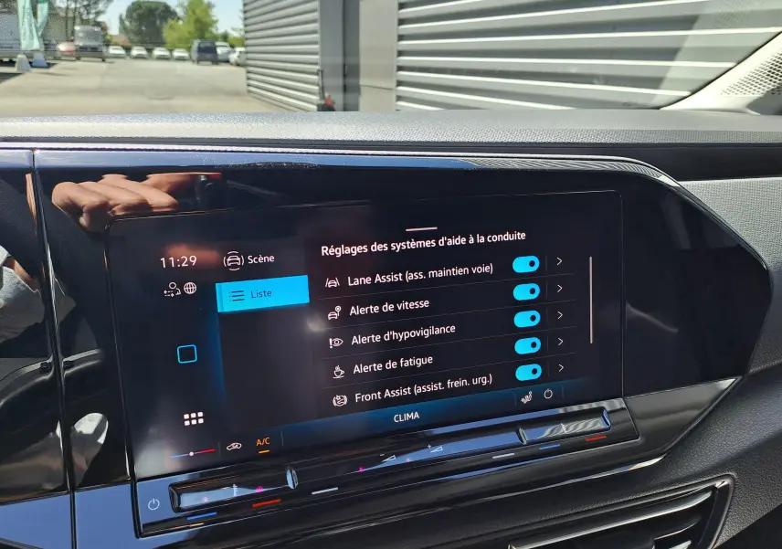Vue rapprochée de l’écran tactile intérieur du Volkswagen Caddy Cargo Maxi 2026 avec réglages d’aides à la conduite affichés.