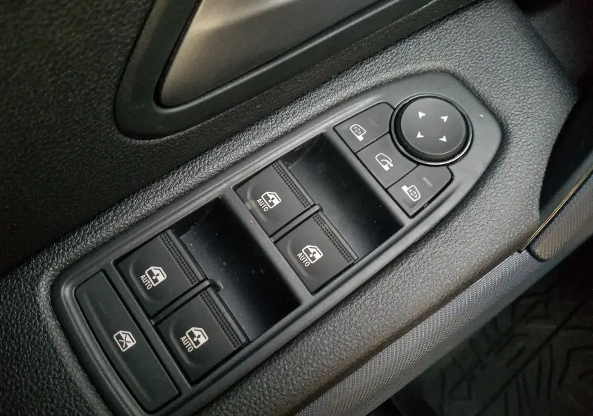 Commande des vitres électriques et réglage des rétroviseurs côté conducteur du Dacia Duster gris schiste 2025.