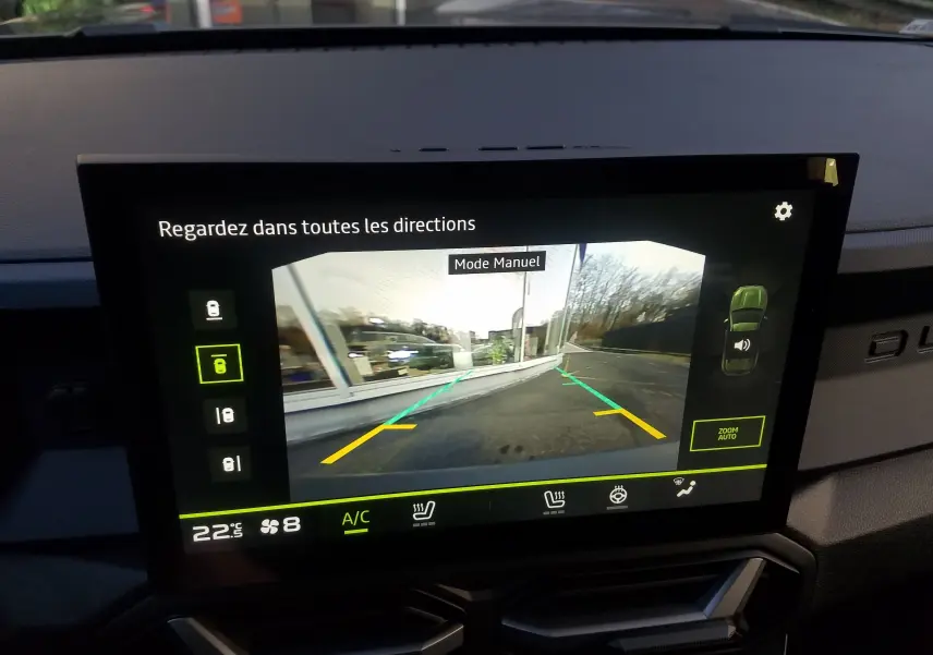 Écran tactile intérieur du Dacia Duster 2025 affichant la caméra de recul avec guidage de trajectoire.