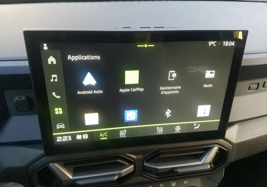 Écran tactile central du tableau de bord du Dacia Duster 2025 affichant les applications Android Auto et Apple CarPlay.
