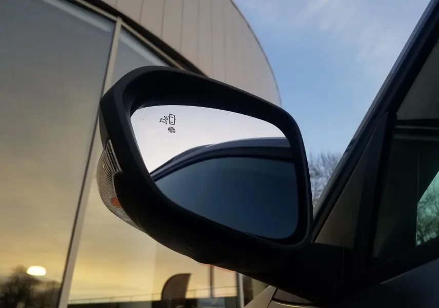 Rétroviseur extérieur droit du Dacia Duster gris schiste 2025 avec clignotant intégré et vitre surteintée.