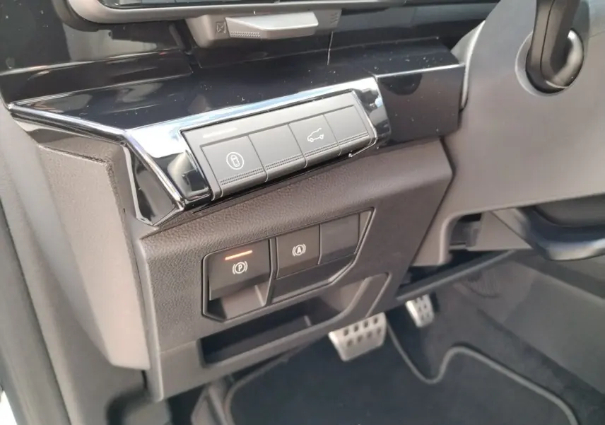 Gros plan sur les commandes noires du tableau de bord côté gauche du Renault Austral blanc nacré 2025 Esprit Alpine.