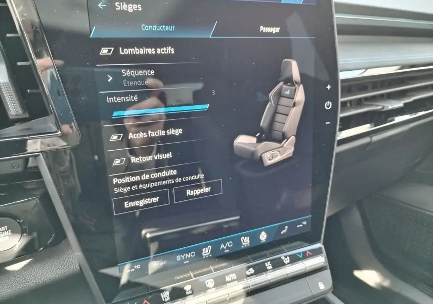 Écran tactile intérieur du Renault Austral E-Tech 2025 montrant les réglages des sièges avec logo Alpine sur l'illustration.