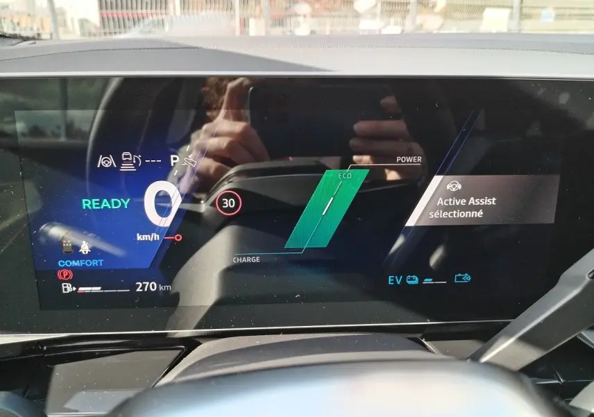 Tableau de bord numérique du Renault Austral E-Tech, affichant vitesse zéro et mode Eco en vue frontale intérieure.