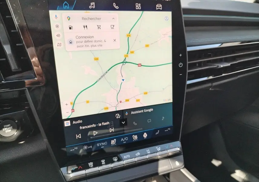 Écran tactile central avec navigation Google Maps dans l’habitacle du Renault Austral E-Tech blanc nacré toit noir.
