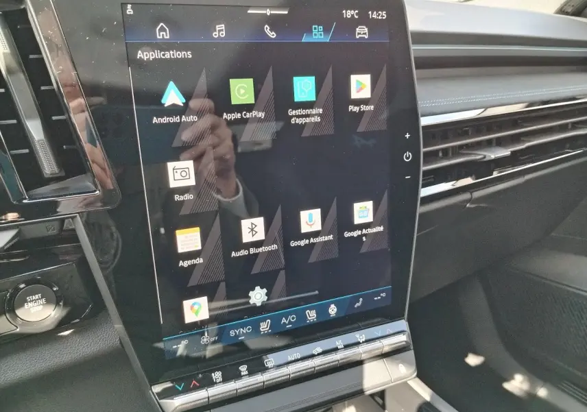 Écran tactile central du Renault Austral E-Tech 2025, avec commandes climatisation et interface connectée visible.