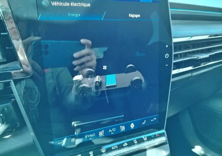 Écran tactile central du Renault Austral E-Tech blanc nacré, affichant la gestion énergétique du véhicule hybride.