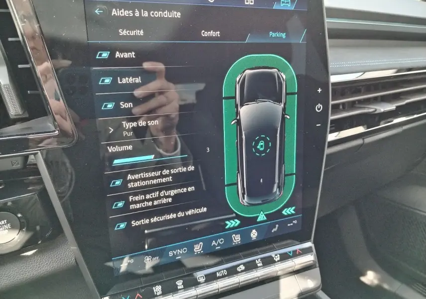 Écran tactile intérieur du Renault Austral E-Tech blanc nacré, affichant les aides à la conduite en mode parking.