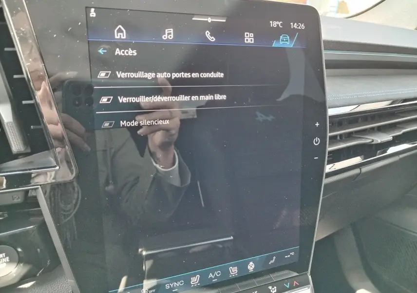 Écran tactile central du tableau de bord du Renault Austral blanc nacré, affichant les réglages d'accès et verrouillage.
