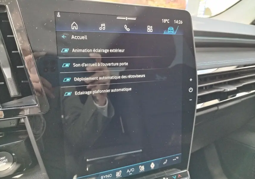 Écran tactile central affichant les réglages d'éclairage intérieur du Renault Austral 2025, finition Esprit Alpine.