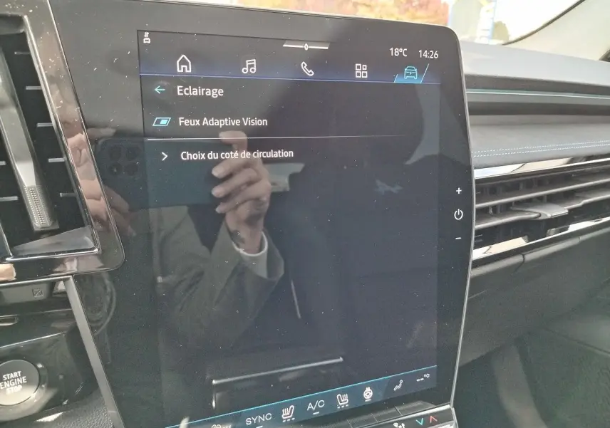Écran tactile central affichant les réglages d'éclairage dans l'habitacle du Renault Austral blanc nacré toit noir.