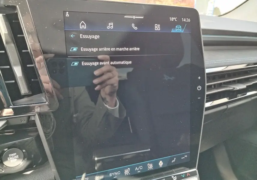 Écran tactile central du tableau de bord du Renault Austral blanc nacré, affichant les réglages d'essuyage automatique.