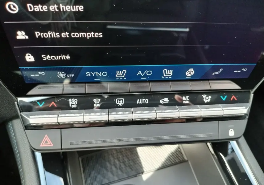 Détail du tableau de bord du Renault Austral 2025, montrant les commandes de climatisation et les touches tactiles sous l'écran central.