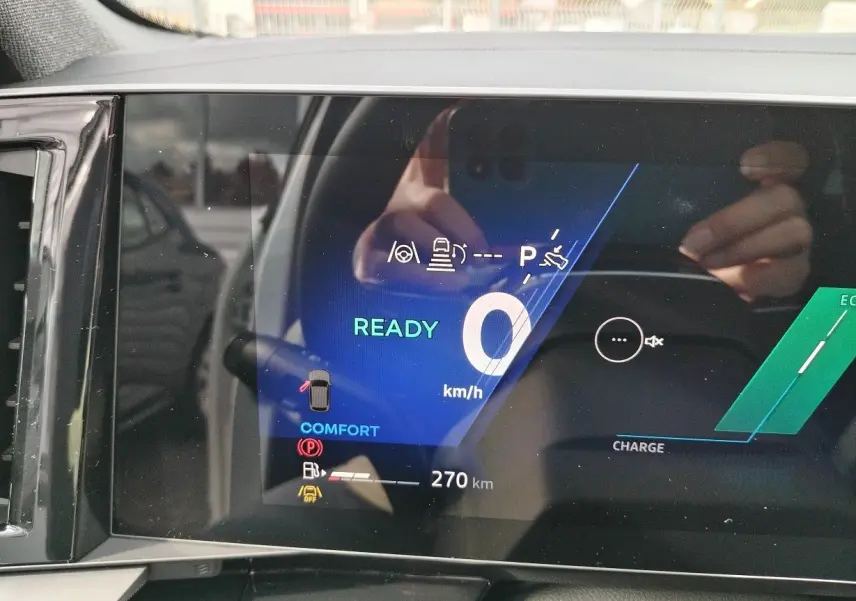 Tableau de bord numérique du Renault Austral E-Tech blanc nacré, affichant 0 km/h en mode confort.