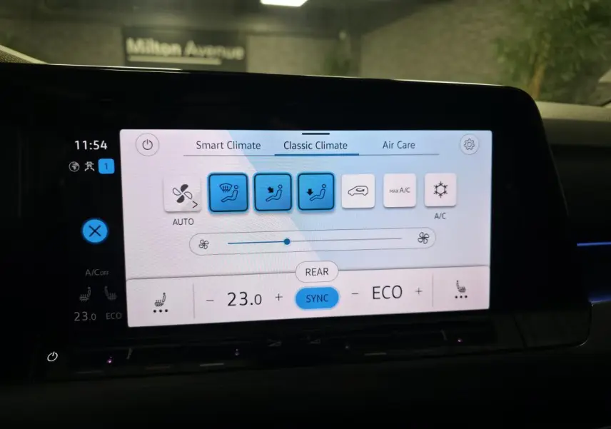 Écran tactile intérieur de la Volkswagen Golf 1.4 eHybrid 2020 affichant les réglages de climatisation à 23°C en mode ECO.
