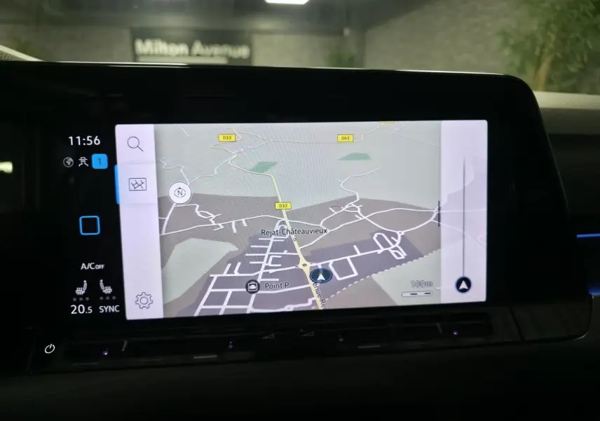 Écran tactile intérieur de la Volkswagen Golf 1.4 eHybrid 2020 affichant la navigation GPS en mode jour.