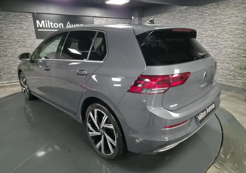 Volkswagen Golf gris Urano vue 3/4 arrière droit avec jantes alliage 18 pouces et vitres surteintées.