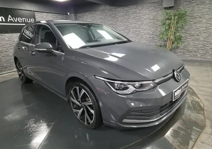 Volkswagen Golf hybride rechargeable gris Urano vue 3/4 avant avec jantes alliage 18 pouces et phares LED matrix