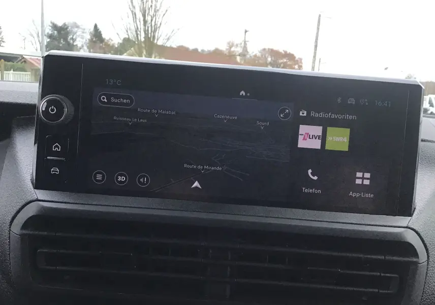 Écran tactile central du tableau de bord du Fiat Scudo Fourgon XL 2024, affichant navigation et options connectivité.