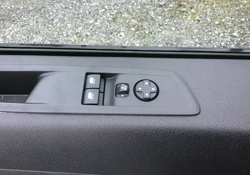 Commandes des vitres et des rétroviseurs sur la porte côté conducteur du Fiat Scudo Fourgon blanc 2024.