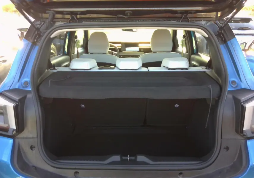 Coffre ouvert vu de l'arrière d'une Citroën C3 2025 Bright Blue avec intérieur clair et hayon relevé.