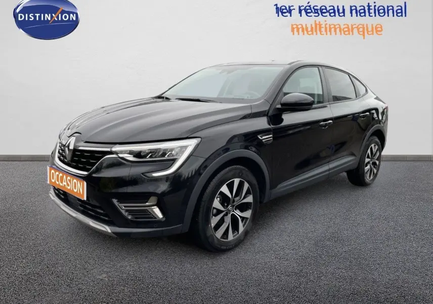 Renault Arkana noir 2023 en 3/4 avant droit, avec jantes bi-ton et calandre distinctive lumineuse.