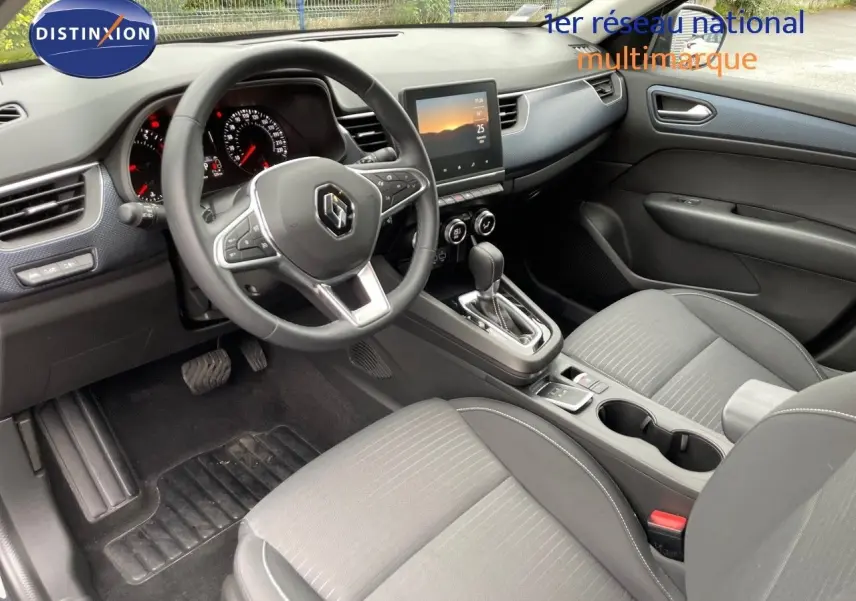 Intérieur Renault Arkana 1.3 TCE 140 Evolution 2023, vue côté conducteur, tableau de bord moderne et sièges gris.