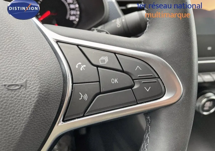 Gros plan sur les commandes multifonctions à gauche du volant du Renault Arkana noir, intérieur 2023.