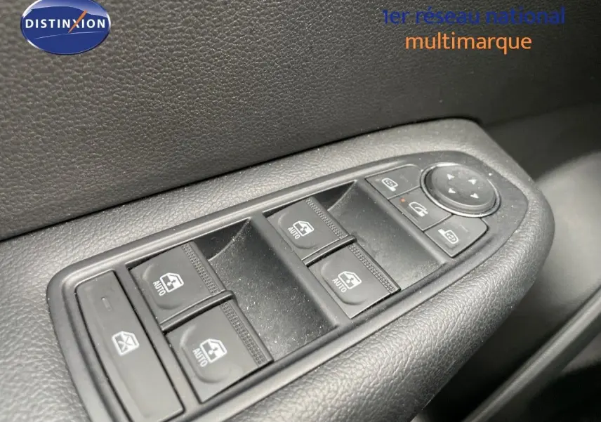 Gros plan sur les commandes des vitres électriques côté gauche d’un Renault Arkana noir, version 1.3 TCE 140 Evolution 2023.