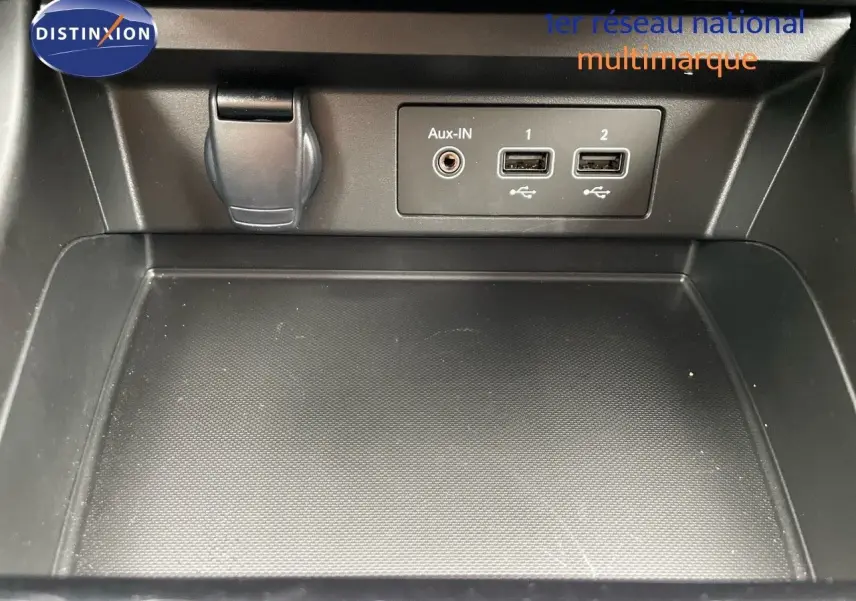 Gros plan sur la console centrale du Renault Arkana 2023, montrant les ports USB et prise Aux-IN intégrés.