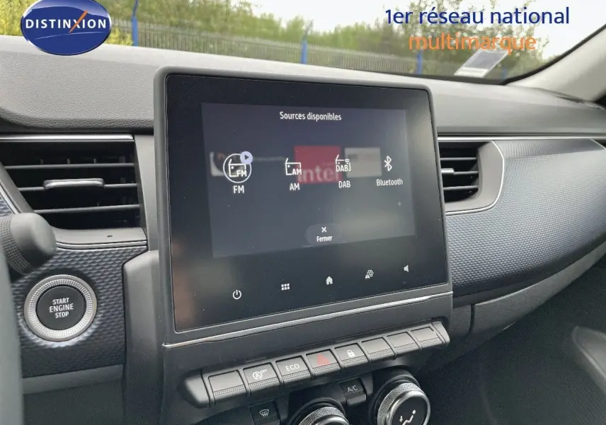 Vue intérieure centrée sur l’écran tactile et la console centrale du Renault Arkana noir, avec démarrage sans clé visible.
